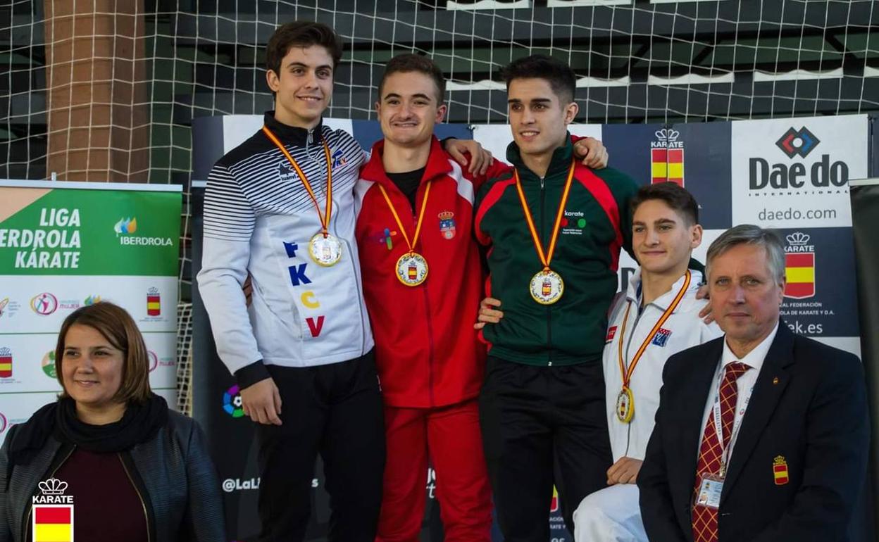 Martín Ruiz Torre, en el centro, con la medalla de oro al cuello.