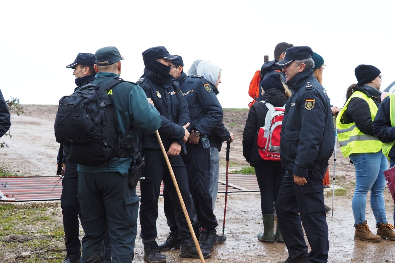 Efectivos de rescate y voluntarios, en Población de Arriba participando en el operativo de búsqueda de Roberto Lavid.