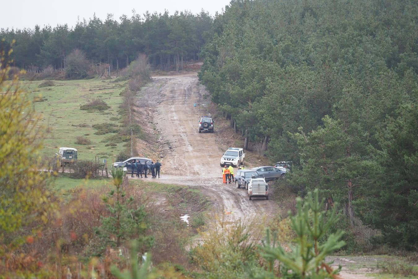 Efectivos de rescate y voluntarios, en Población de Arriba participando en el operativo de búsqueda de Roberto Lavid.