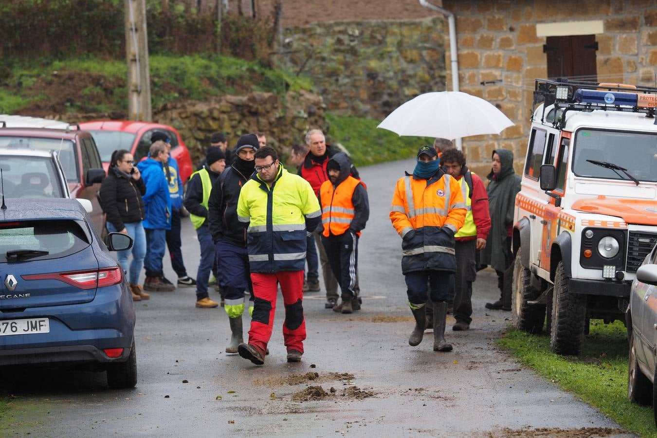 Efectivos de rescate y voluntarios, en Población de Arriba participando en el operativo de búsqueda de Roberto Lavid.