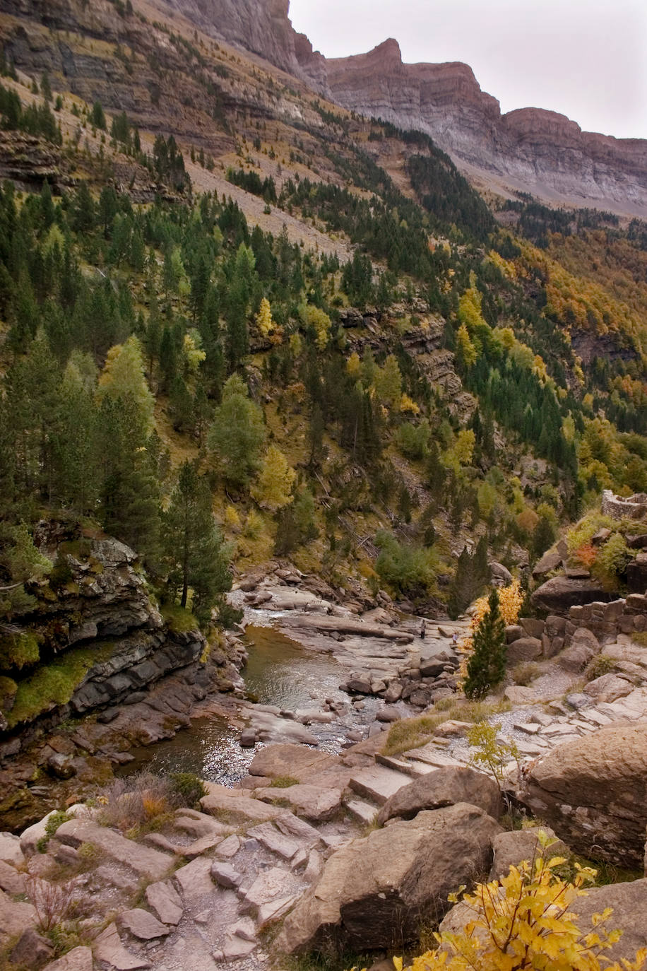 La ruta que parte de la pradera de Ordesa, asciende por la Senda de los cazadores y recorre el valle desde las alturas para llegar a la Cola del caballo permite disfrutar de un paisaje maravilloso. El regreso al punto inicial por el propio cañón es también de una enorme belleza como las gradas de Soaso