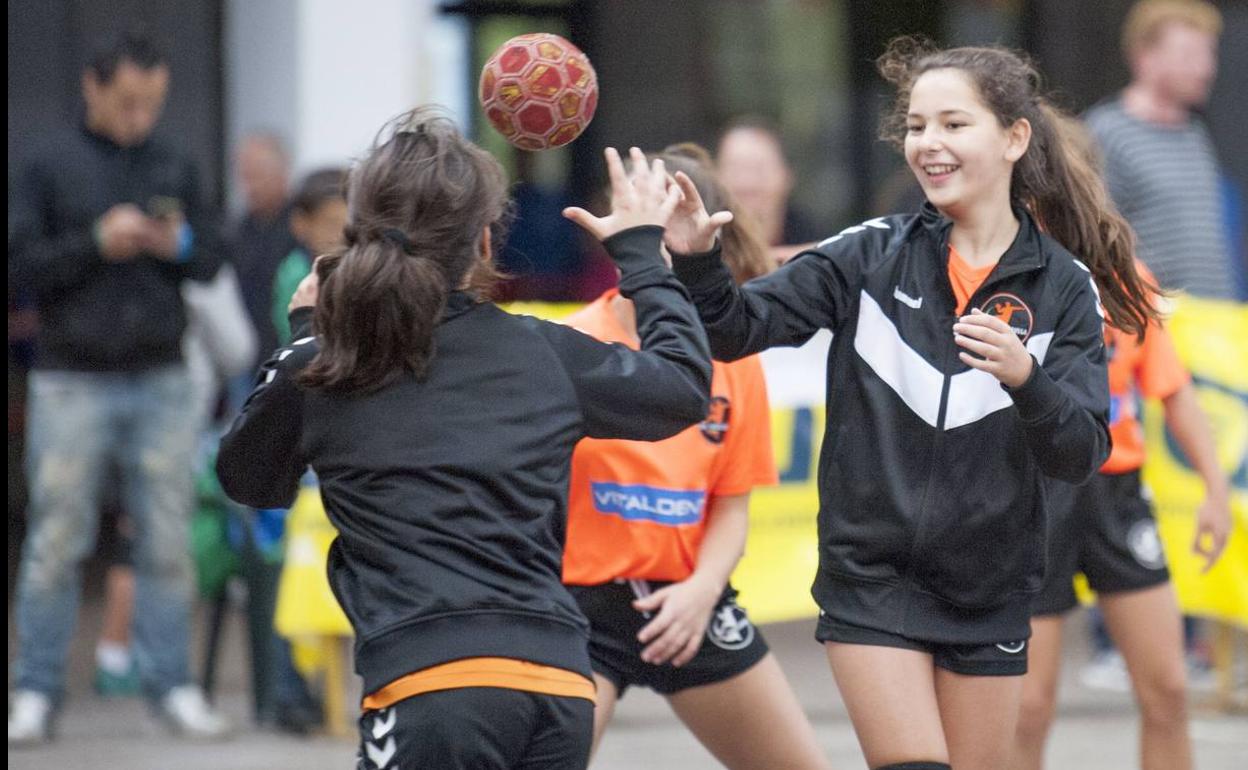 Unos 120 niños participan en la IV Liga Benjamín de Balonmano