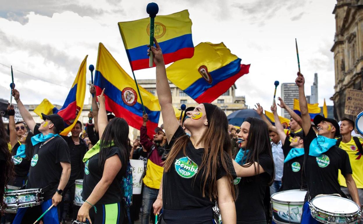 A ritmo de carnaval Bogotá protesta en la segunda jornada de «paro nacional» contra Duque.