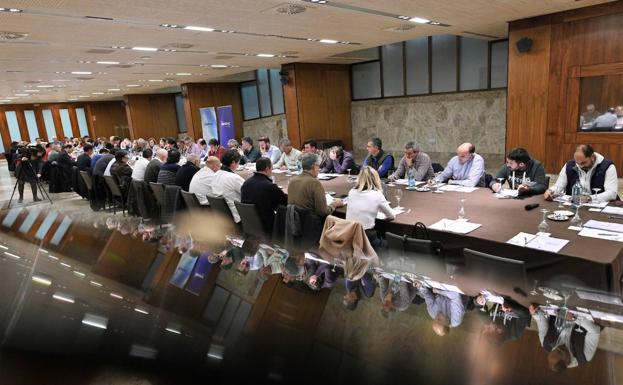 Buruaga presidió este miércoles la reunión con alcaldes y números uno de su partido. 