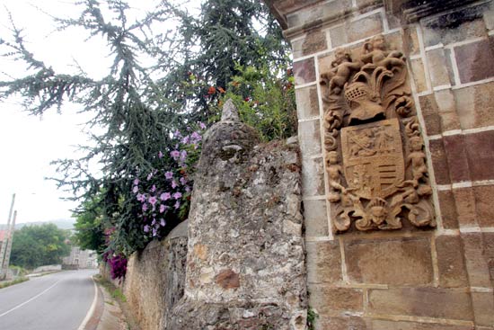 Imagen secundaria 1 - Vista de la casona de los Torre - Tagle, construida en el año 1765. Escudo de la portalada de la casona de los Torre - Tagle. La casona de los Torre - Tagle, construida en el año 1765.