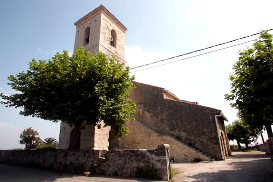 Imagen principal - Vista de la iglesia de San Salvador de Vivero, en Soto de la Marina. Iglesia de San Vicente, en Maoño. Iglesia de Santa Cruz de Bezana.