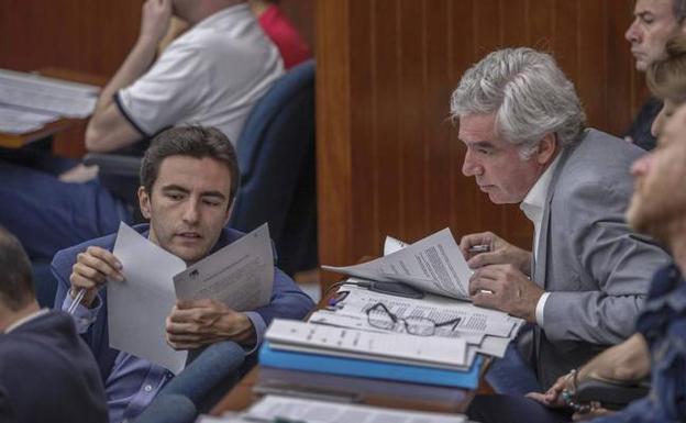 Casares, a la izquierda, habla con el portavoz del PRC durante un pleno 