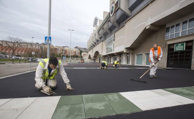 Varios operarios de la empresa constructora Copsesa realizan trabajos de pavimentación en la zona