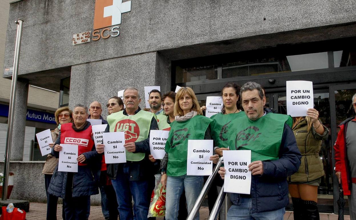 Trabajadores de Sierrallana, concentrados en la Avenida de España