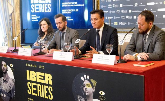 Ángeles González-Sinde, Raúl Bordones, el alcalde de Granada, Luis Salvador, y el director del Festival Iberseries, Samuel Castro Hansson.