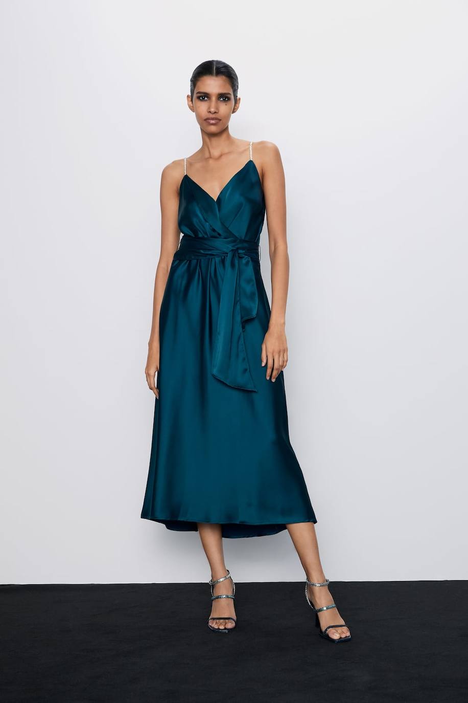 Vestido lencero de Zara de tirantes finos, con diseño midi y en color verde satinado, 39,95 euros.