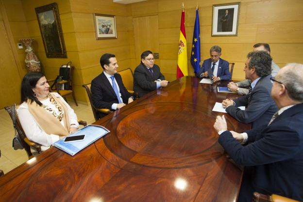 Amelia Arias, Pedro Arias, Emilio Cano, Miguel Ángel Revilla, Guillermo Blanco, Francisco Martín y Antonio Bocanegra, en la firma de ayer. 