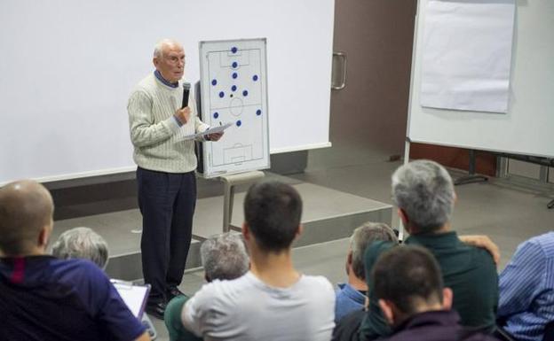 Laureano Ruiz instruye a los entrenadores de la Masía