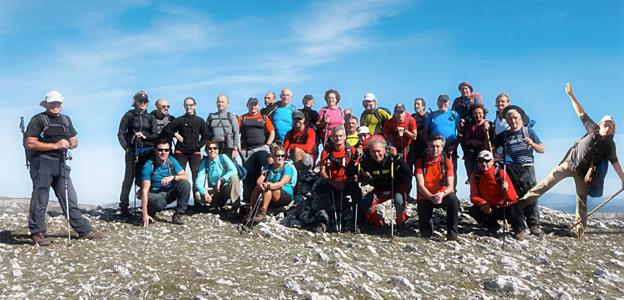 El grupo de Peñas Arriba en la cima del Vallegrull.