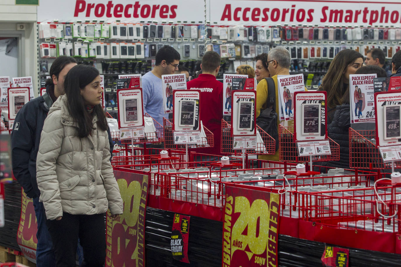 Tráfico, compras y mucho ambiente en las zonas comerciales, estampa de la jornada de descuentos