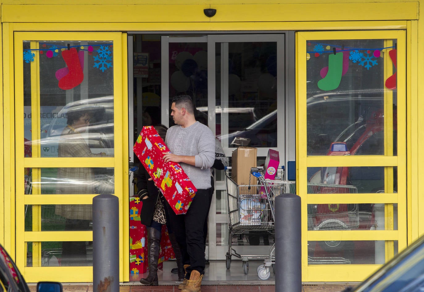 Tráfico, compras y mucho ambiente en las zonas comerciales, estampa de la jornada de descuentos