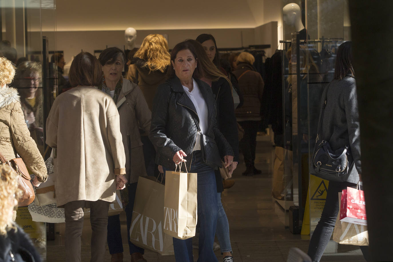 Tráfico, compras y mucho ambiente en las zonas comerciales, estampa de la jornada de descuentos