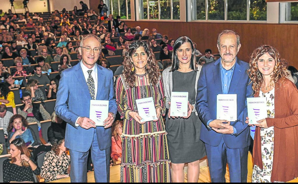 Pedro Herrero (izq.), Rocío Cardeñoso, Gema Igual, Nicolás Olea y Natalia Constanzo, durante la presentación de la guía.