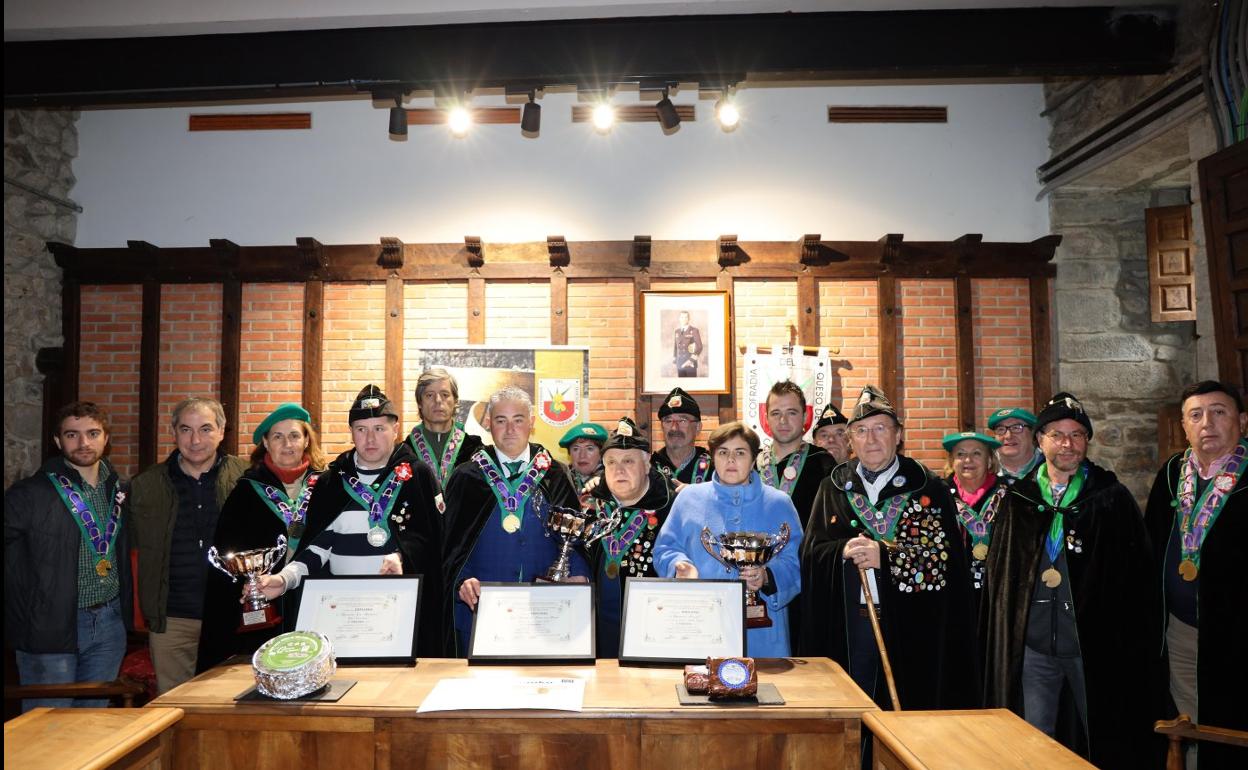 Premiados, junto al alcalde de Potes y miembros de la Cofradía del Queso de Cantabria. 