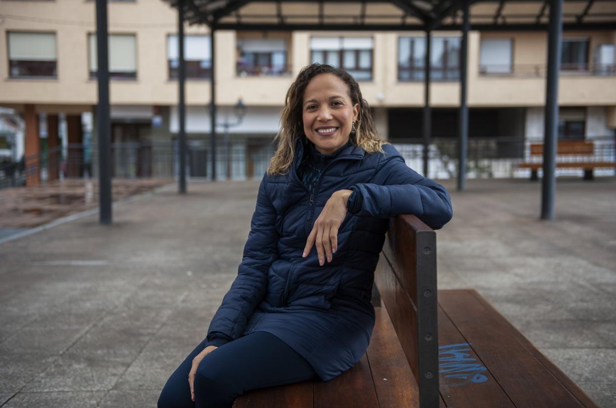 Neydis Natalia Aparicio, esta semana, en la plaza de la Constitución, en Maliaño, donde reside. 