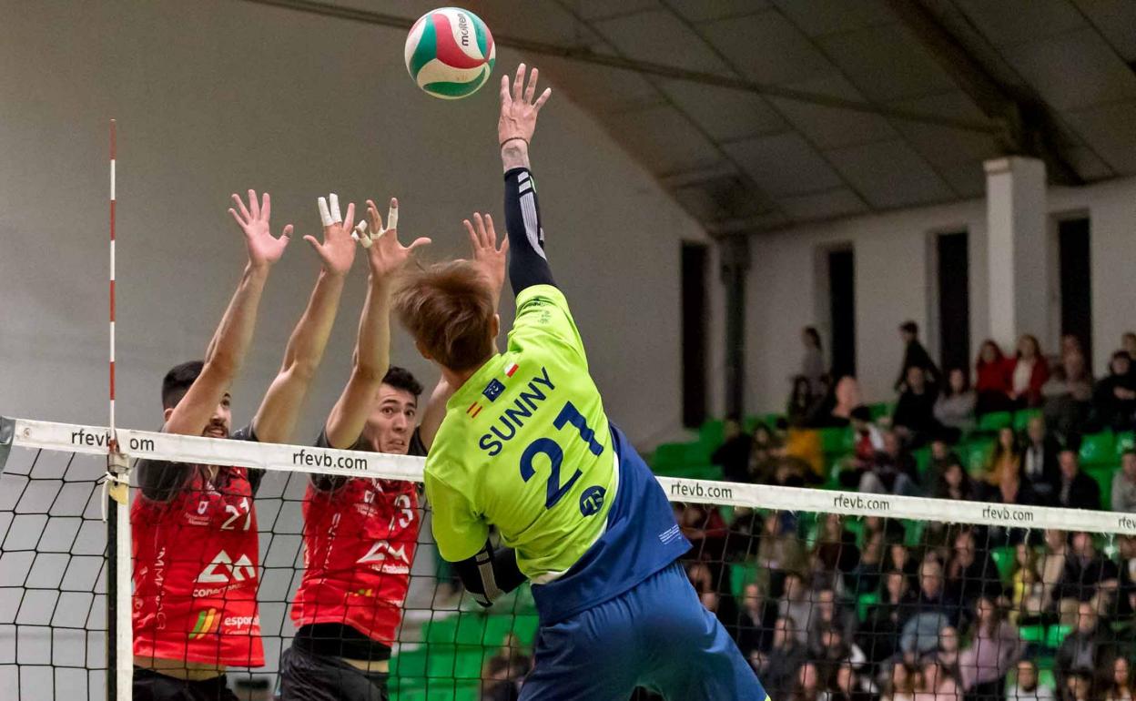 Wu remata ante dos rivales del Manacor. 