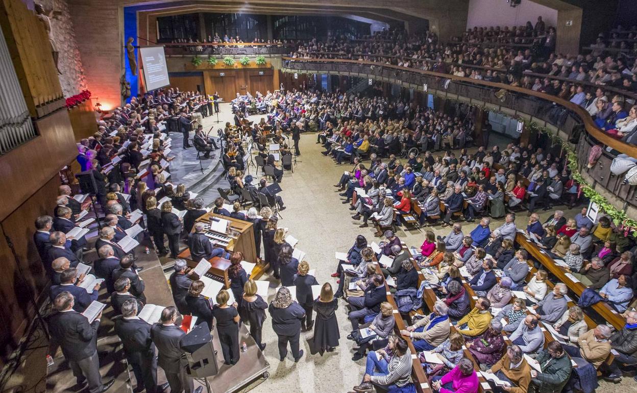 La iglesia de los Franciscanos se llenó de coralistas y de público para un concierto único en el que la música de Handel marcó el inicio de la Navidad. 