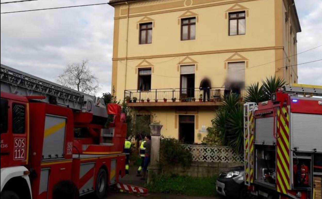 El matrimonio y su hija se refugiaron del fuego y el humo en la terraza del primer piso de la casa.