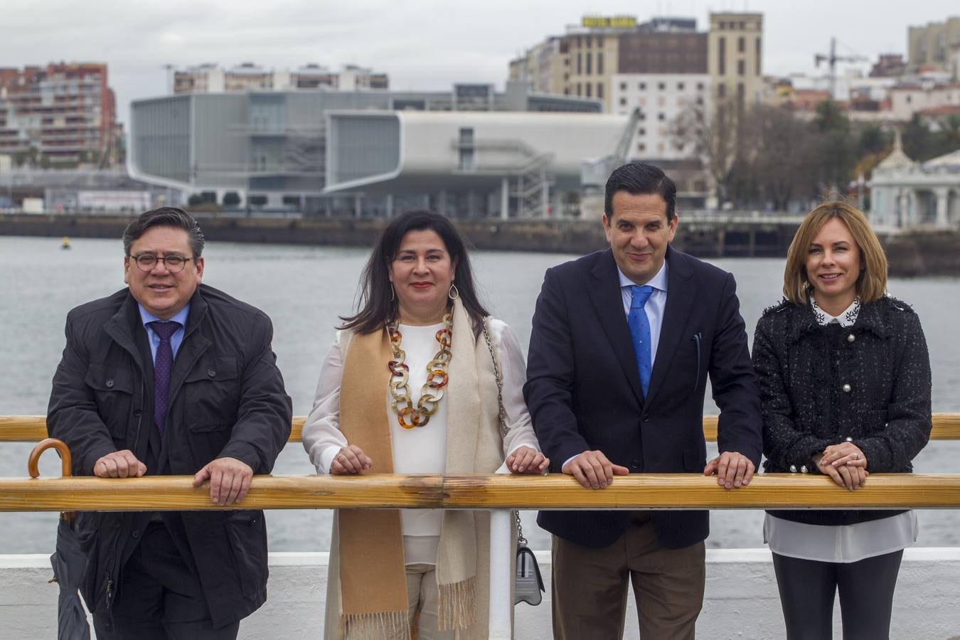 Emilio Cano, Amelia Arias, Pedro Arias y Susan Knobloch, junto al Club Marítimo de Santander. ::