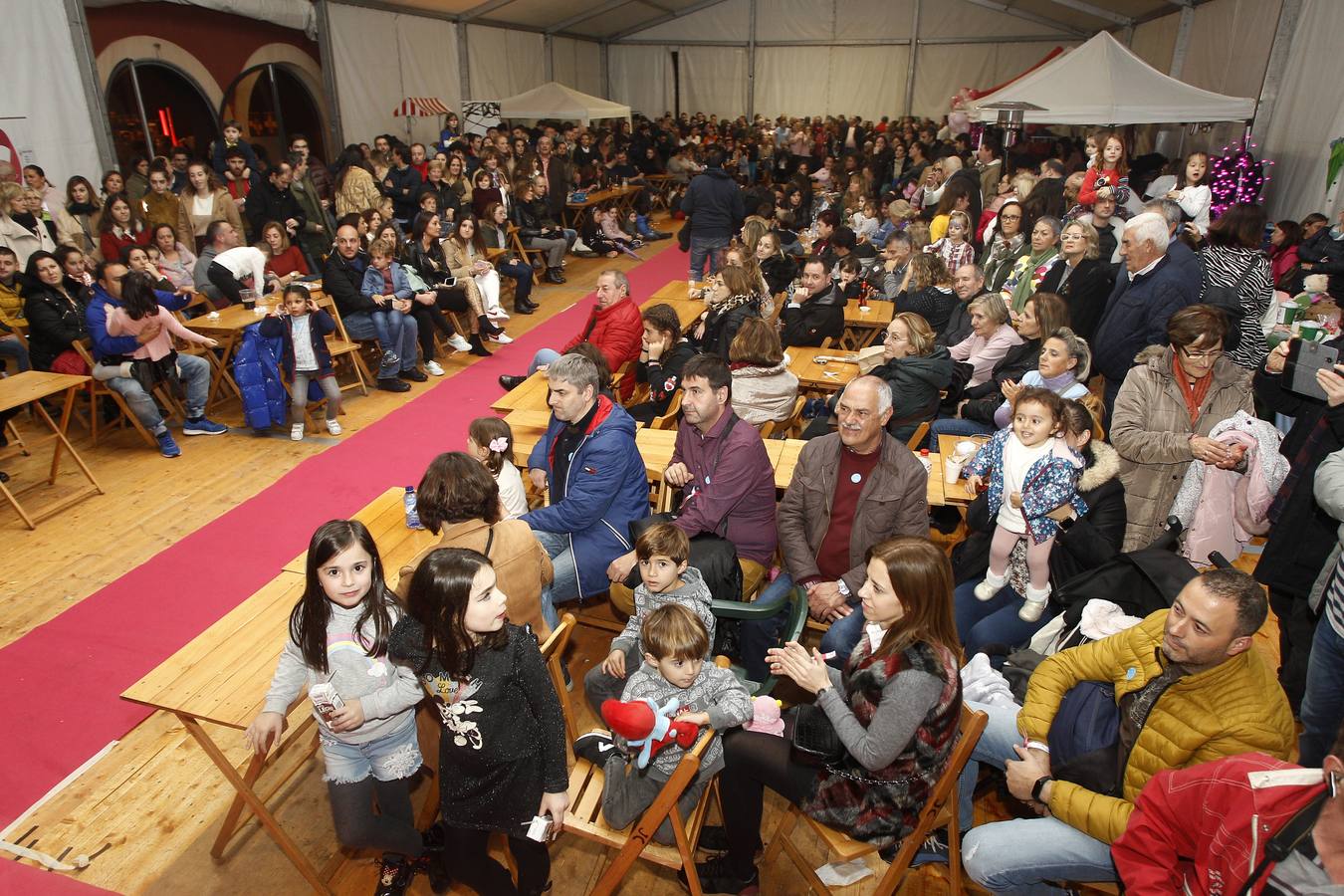 Fotos: Festival solidarios &#039;Rosa Navidad&#039; en Torrelavega