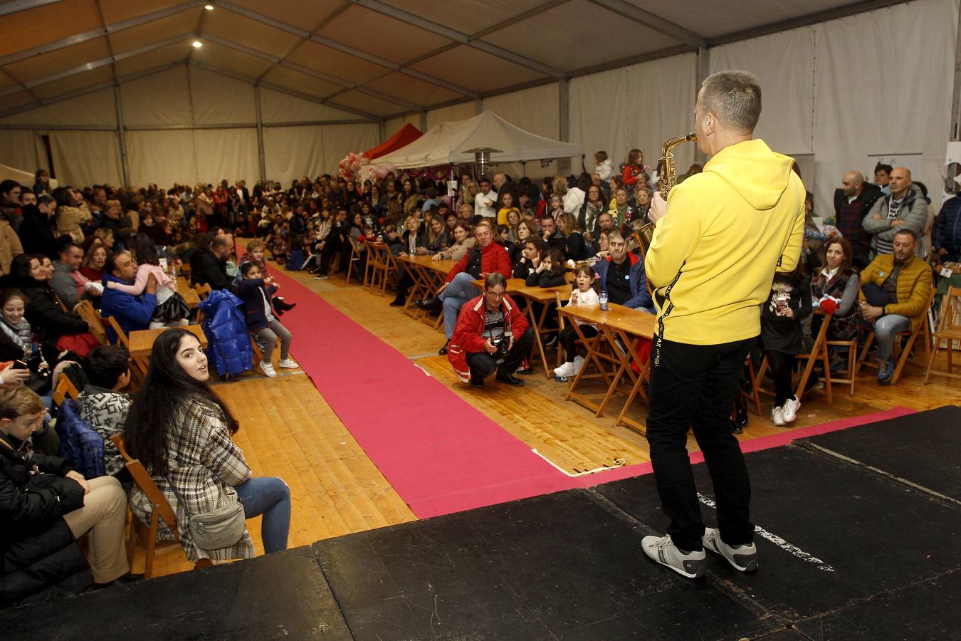 Fotos: Festival solidarios &#039;Rosa Navidad&#039; en Torrelavega