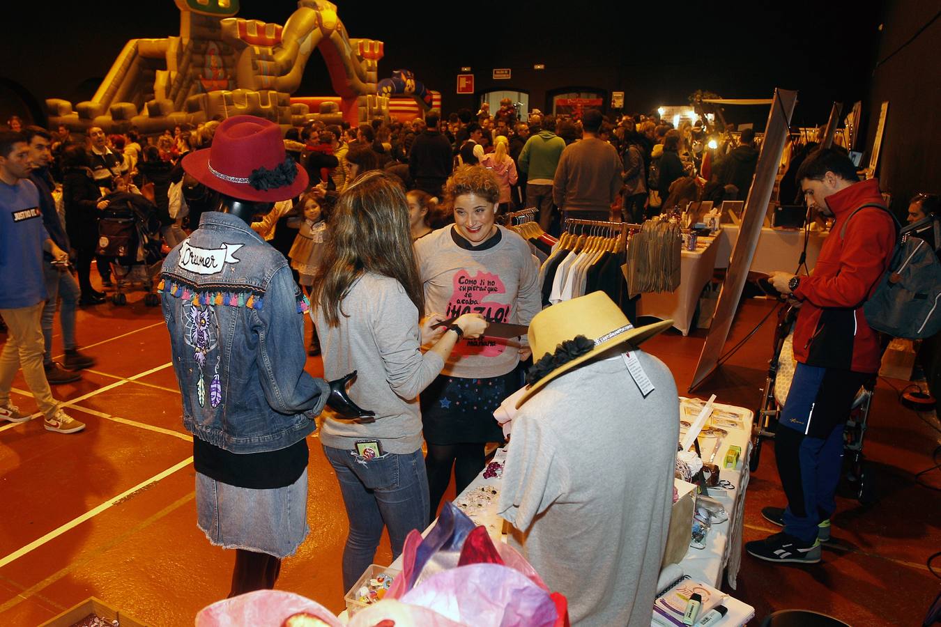 Fotos: Festival solidarios &#039;Rosa Navidad&#039; en Torrelavega