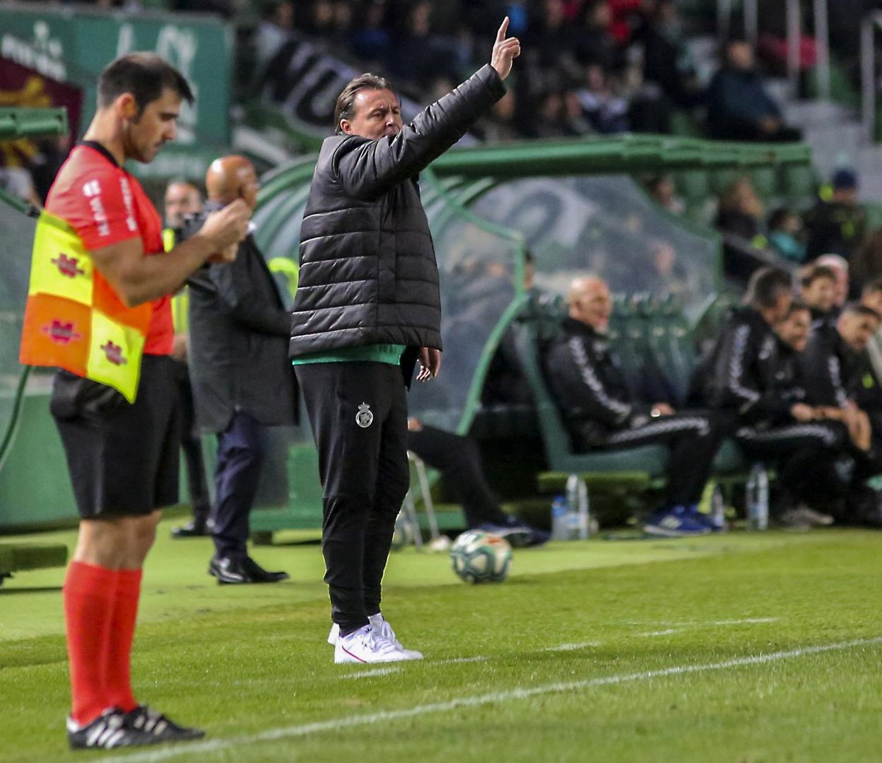 Cristóbal Parralo saluda a Pacheta antes de comenzar el partido de ayer. :: LOF