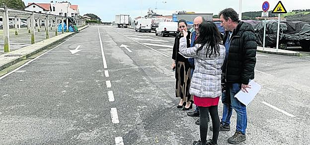 La directora de Puertos visitó junto al equipo de gobierno la zona del recinto que se habilitará como aparcamiento provisional. 