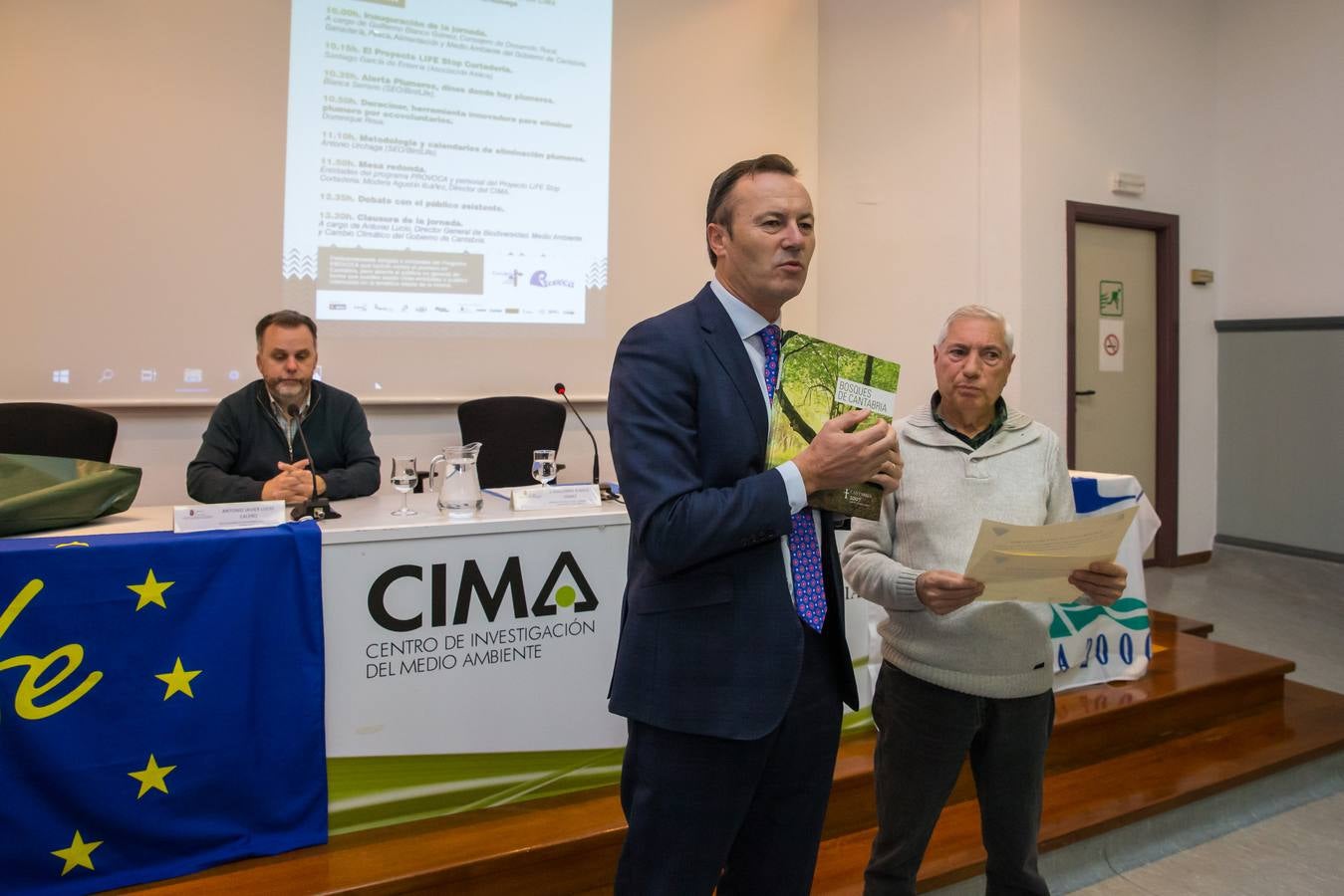 El voluntario Javier Urbaneja junto al consejero Guillermo Blanco.