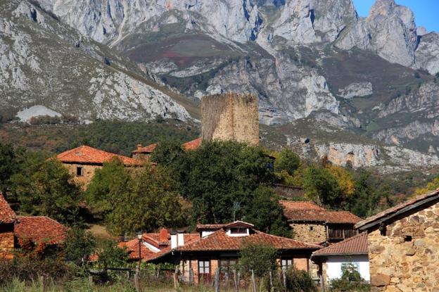 Mogrovejo, presidido por su singular torre, a la sombra de los Picos de Europa. 