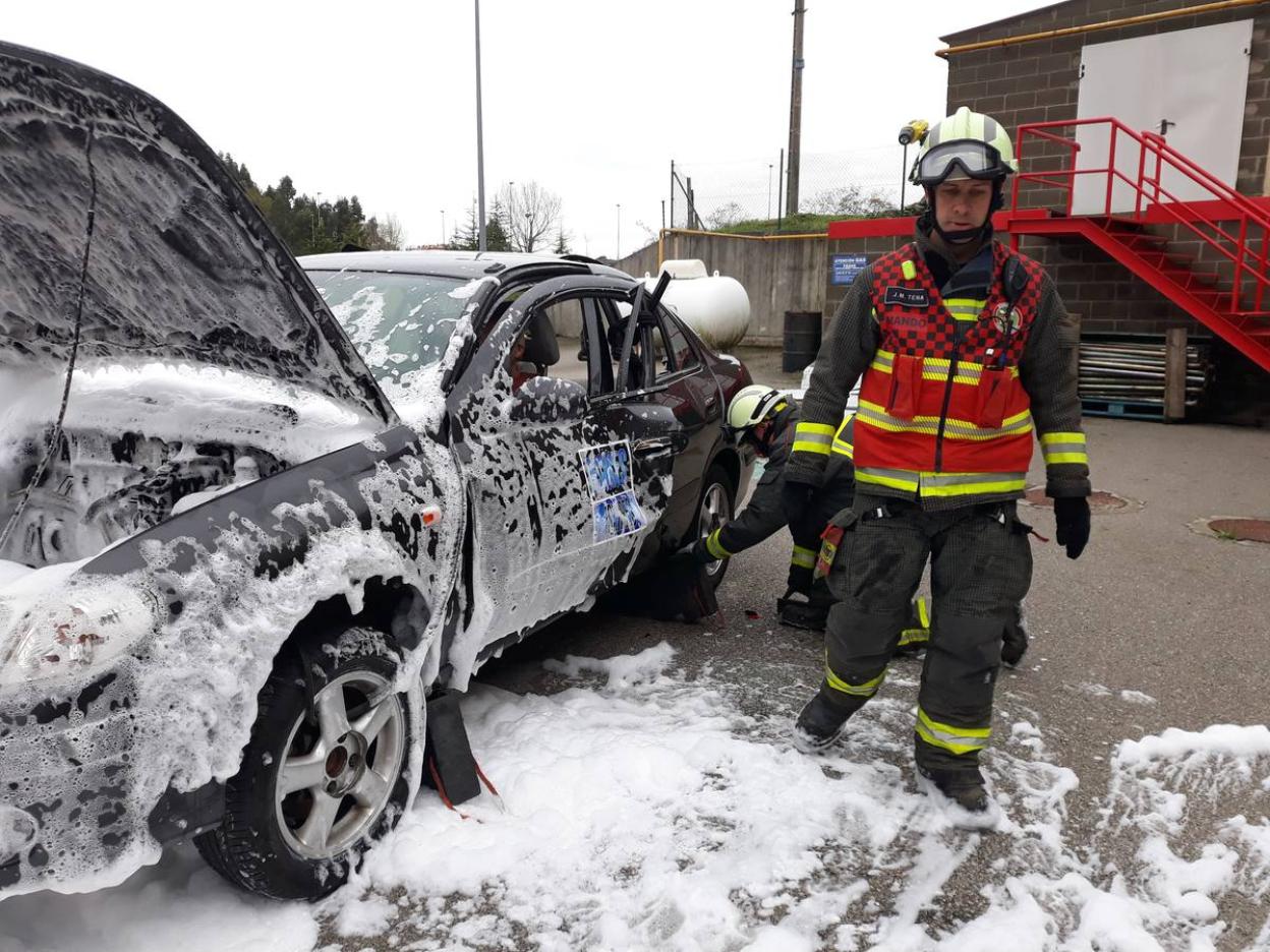 Un bombero del parque realiza pruebas con un incendio simulado en un vehículo. 