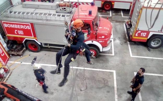 Imagen principal - El parque de bomberos de Castro Urdiales, siempre alerta y en forma