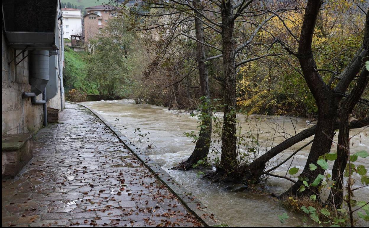 El cuerpo apareció enganchado junto a los árboles de la derecha en el río Deva.