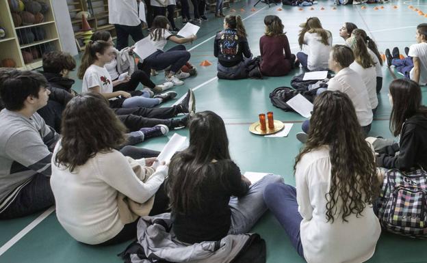 Estudiantes en una actividad escolar.