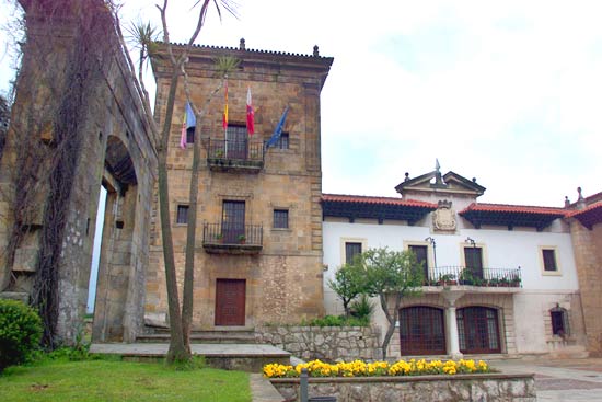 La torre del Marqués de Villapuente, situada en Muriedas y actual sede del Ayuntamiento de Camargo, fue declarada Bien de Interés Cultural en 1982.