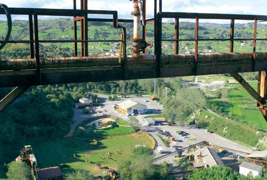 Restos de las antiguas minas, conservados en la entrada al Parque de la Naturaleza de Cabárceno.