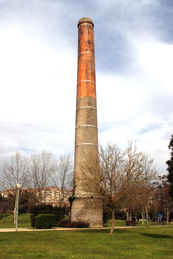 Chimenea de la antigua refinería de Cantabria de La Cantábrica.