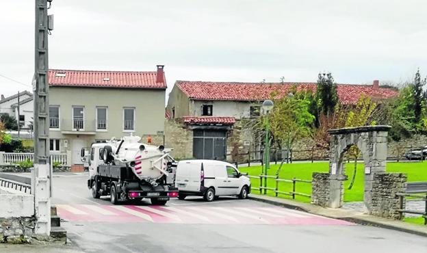 Uno de los camiones de MARE que pasan diariamente cargados con fangos de la depuradora. 