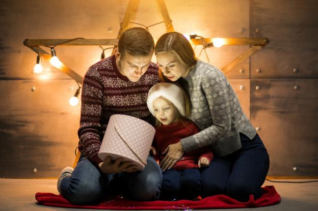 Momento en familia de descubrir los ansiados regalos.