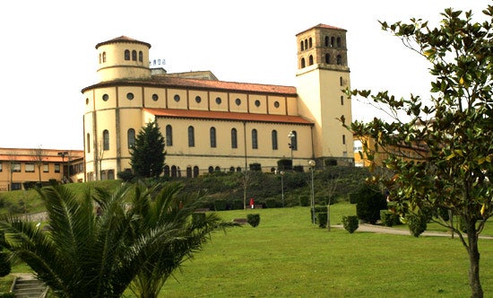 Iglesia de San José, dominando el Parque de la Planchada.