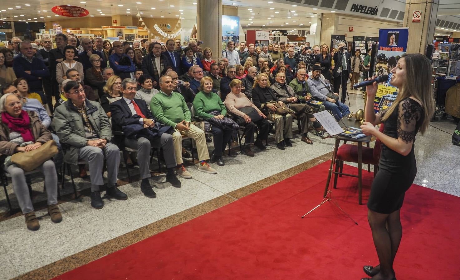 El periodista Javier Rodríguez compila en 'Toda una vida' su singular Enciclopedia de los recuerdos felices. Esta tarde ha presentado el libro en el Corte Inglés donde ha firmado numerosos ejemplares