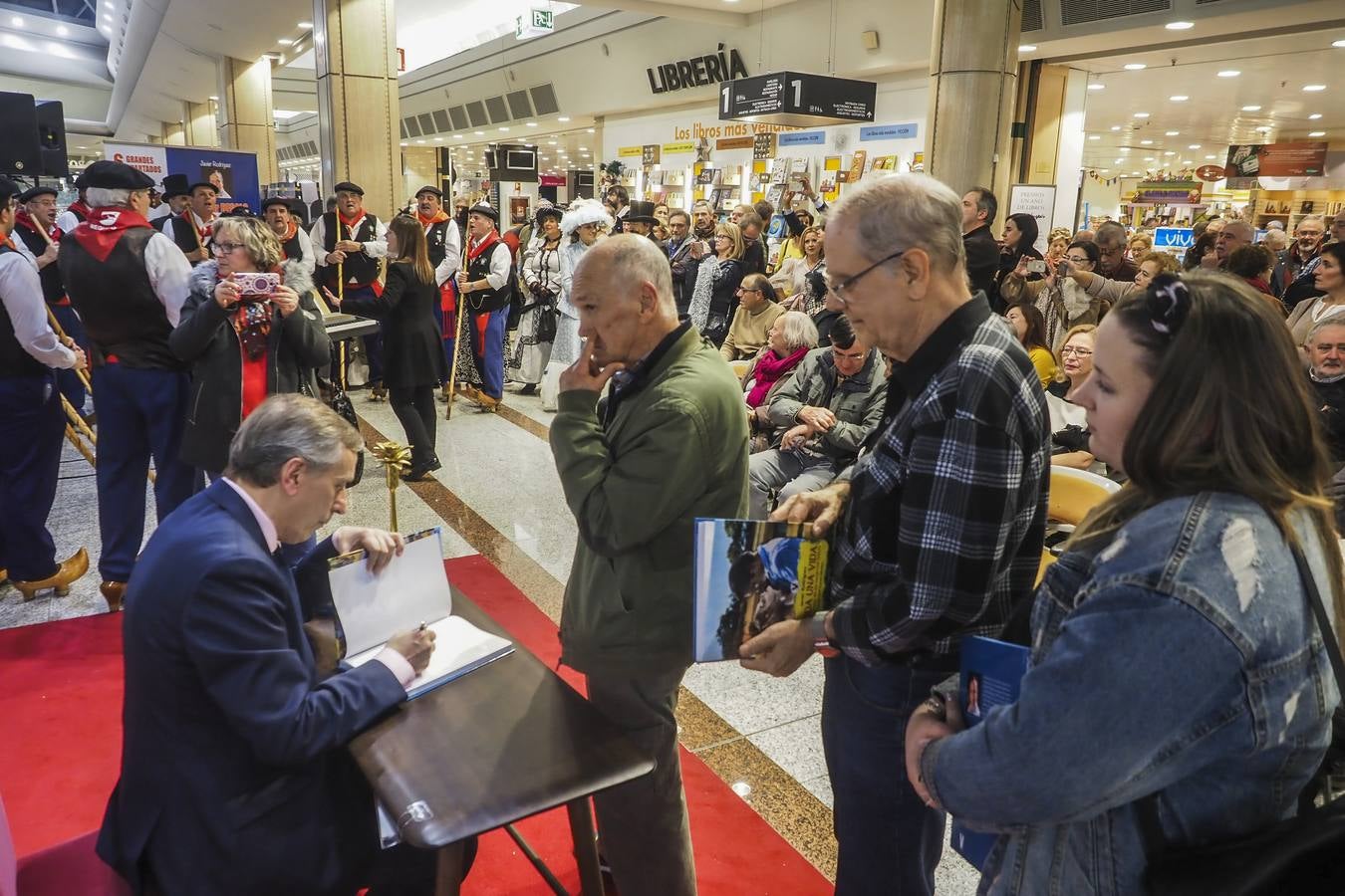 El periodista Javier Rodríguez compila en 'Toda una vida' su singular Enciclopedia de los recuerdos felices. Esta tarde ha presentado el libro en el Corte Inglés donde ha firmado numerosos ejemplares