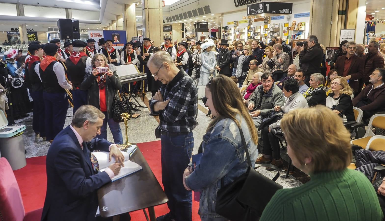 El periodista Javier Rodríguez compila en 'Toda una vida' su singular Enciclopedia de los recuerdos felices. Esta tarde ha presentado el libro en el Corte Inglés donde ha firmado numerosos ejemplares