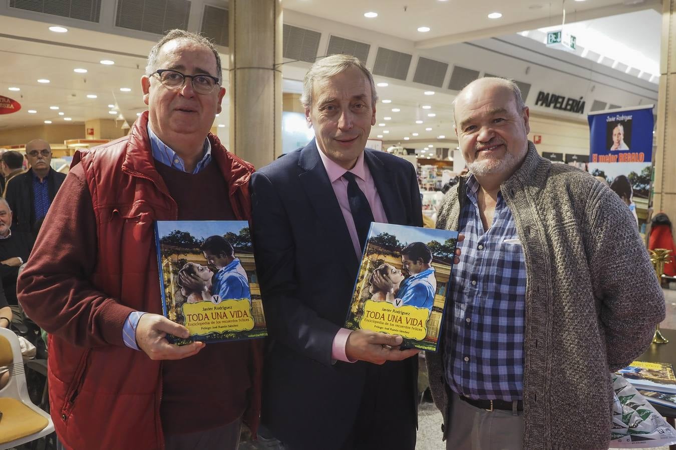 El periodista Javier Rodríguez compila en 'Toda una vida' su singular Enciclopedia de los recuerdos felices. Esta tarde ha presentado el libro en el Corte Inglés donde ha firmado numerosos ejemplares