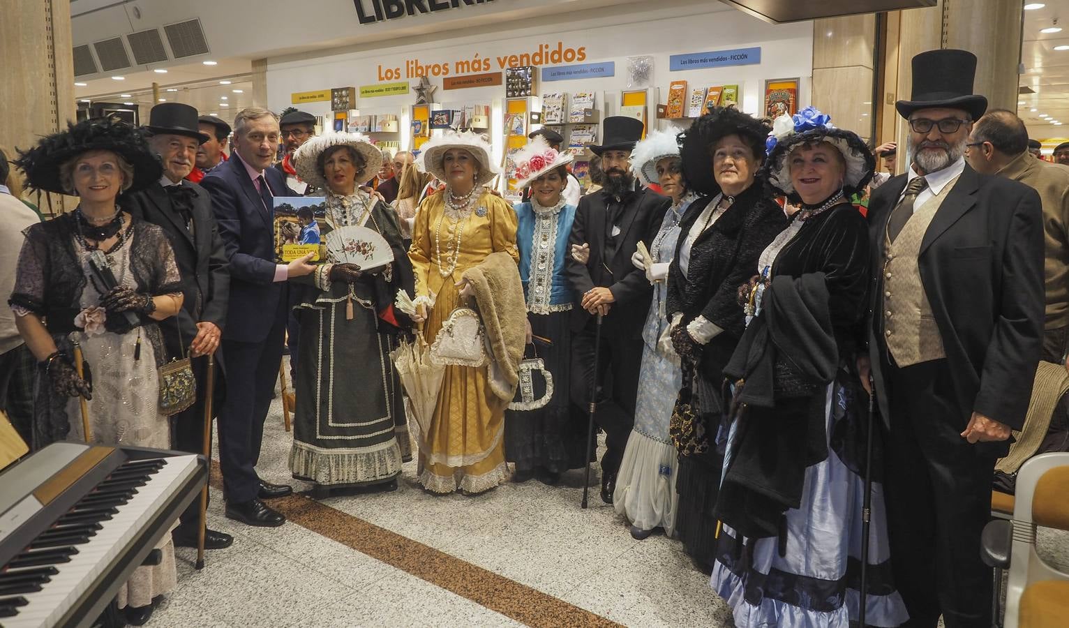 El periodista Javier Rodríguez compila en 'Toda una vida' su singular Enciclopedia de los recuerdos felices. Esta tarde ha presentado el libro en el Corte Inglés donde ha firmado numerosos ejemplares